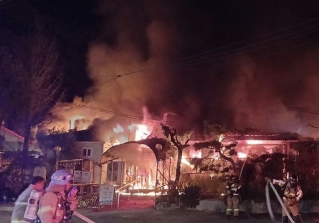 한밤 여주 한 식당서 화재…인근 주택으로 번져 4명 대피