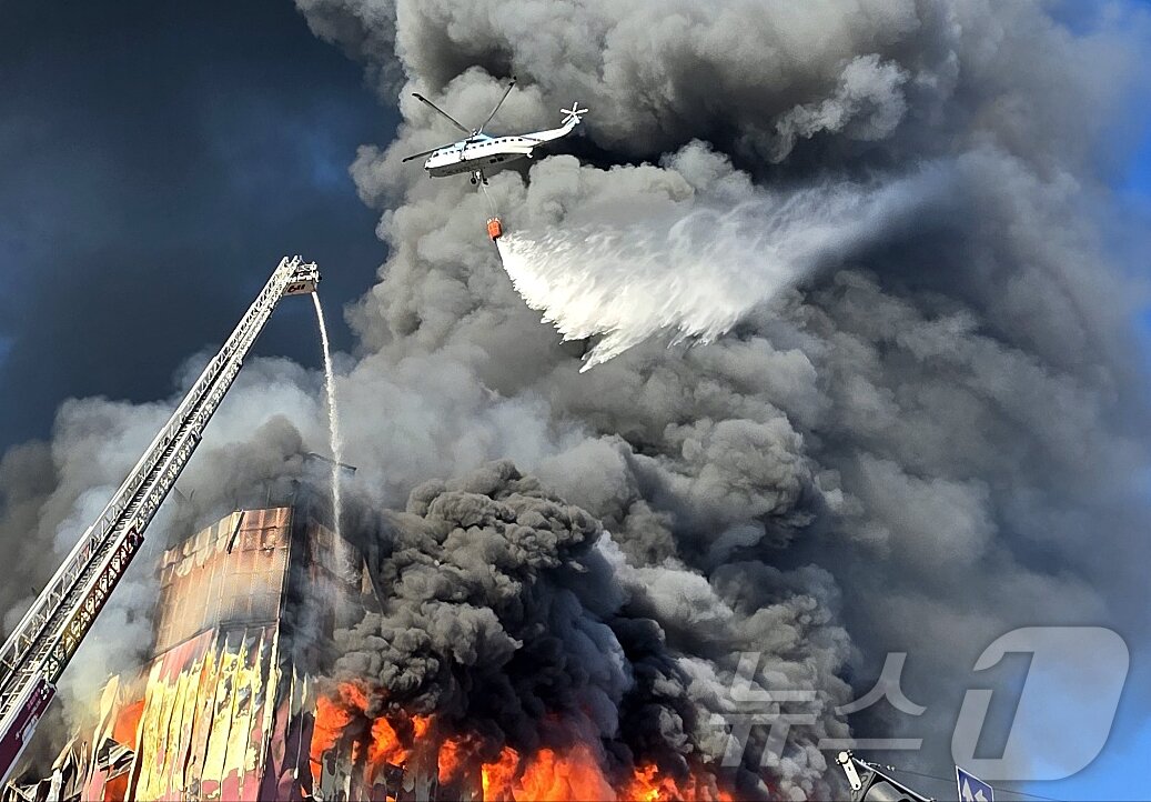 본문 이미지 - 15일 오전 충남 천안 동남구 이랜드패션 물류센터에서 화재가 발생해 소방헬기가 물을 뿌리고 있다.  2025.11.15/뉴스1 ⓒ News1 이시우 기자