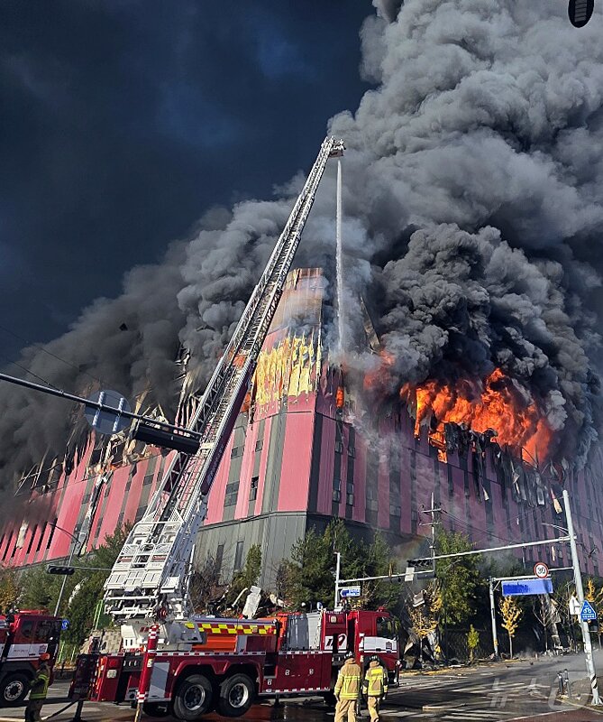 본문 이미지 - 15일 오전 충남 천안 동남구 이랜드패션 물류센터에서 화재가 발생해 검은 연기와 함께 화염이 치솟고 있다. 소방 당국은 대응 2단계로 격상해 화재를 진화 중이다. 2025.11.15/뉴스1 ⓒ News1 이시우 기자