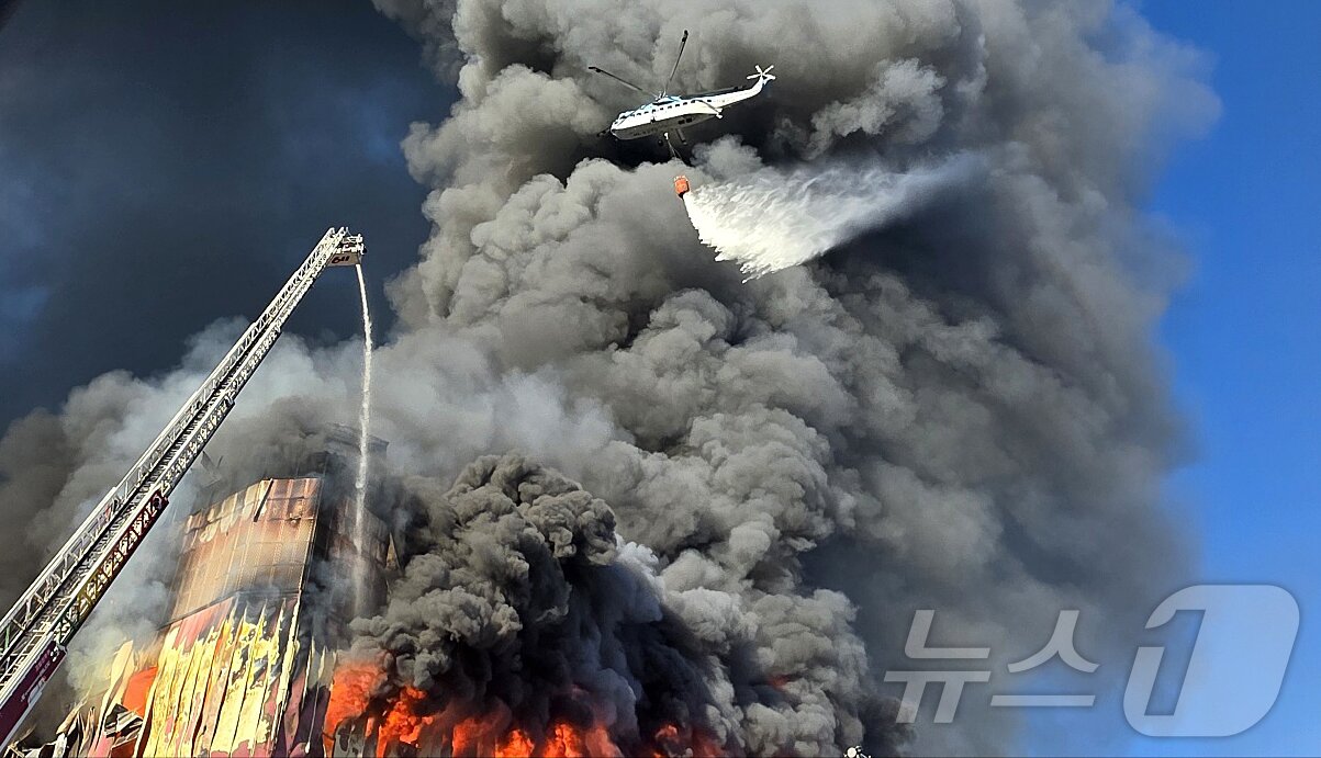 본문 이미지 - 15일 오전 충남 천안 동남구 이랜드패션 물류센터에서 화재가 발생해 소방헬기가 물을 뿌리고 있다. 소방 당국 대응 2단계로 격상해 화재를 진화 중이다. 2025.11.15/뉴스1 ⓒ News1 이시우 기자