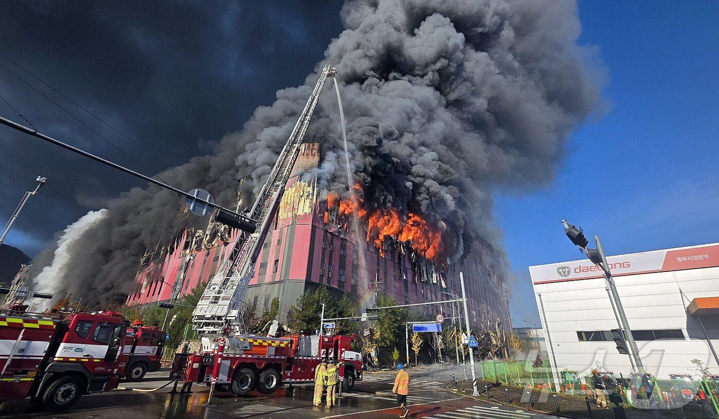 본문 이미지 - 15일 오전 충남 천안 동남구 이랜드패션 물류센터에서 화재가 발생해 검은 연기와 함께 화염이 치솟고 있다.  2025.11.15/뉴스1 ⓒ News1 이시우 기자