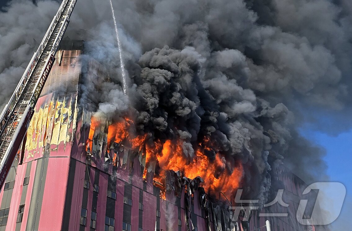 본문 이미지 - 15일 오전 충남 천안 동남구 이랜드패션 물류센터에서 화재가 발생해 검은 연기와 함께 화염이 치솟고 있다.  2025.11.15/뉴스1 ⓒ News1 이시우 기자