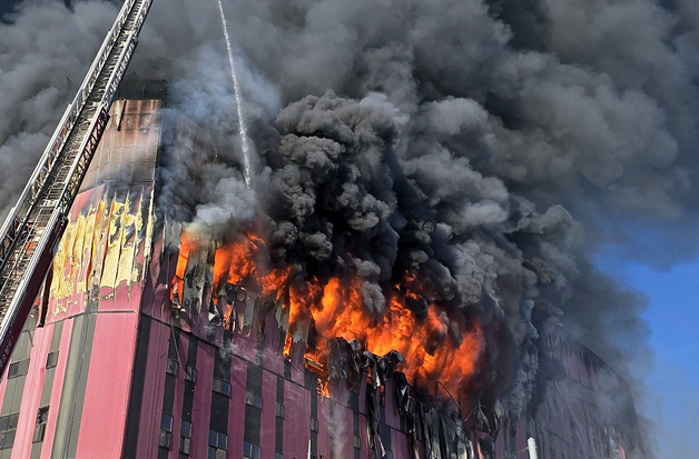 [뉴스1 PICK]아시아 최대 이랜드 물류센터 화재… 9시간 30여분 만에 큰 불길 잡아