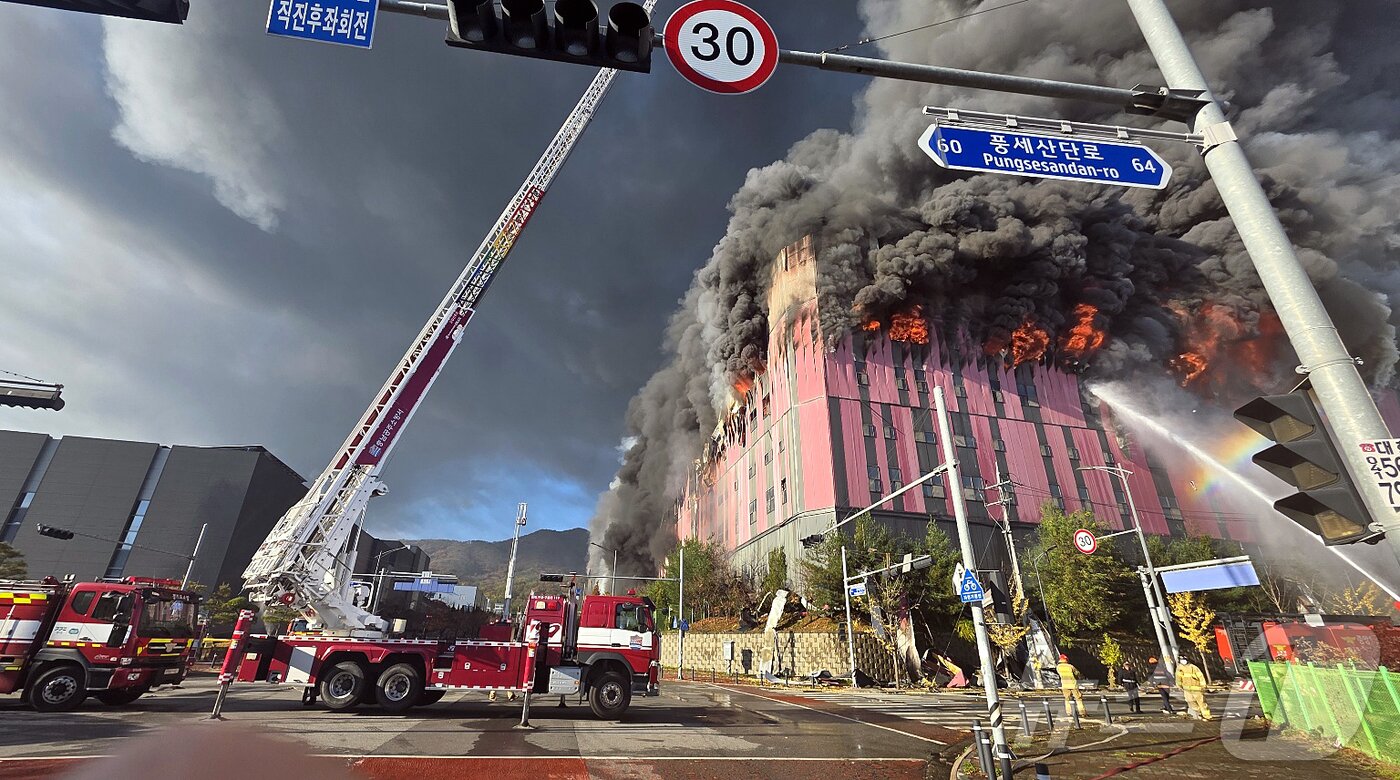 본문 이미지 - 15일 오전 충남 천안 동남구 이랜드패션 물류센터에서 화재가 발생해 검은 연기와 함께 화염이 치솟고 있다. 소방 당국은 대응 2단계로 격상해 화재를 진화 중이다. 2025.11.15/뉴스1 ⓒ News1 이시우 기자