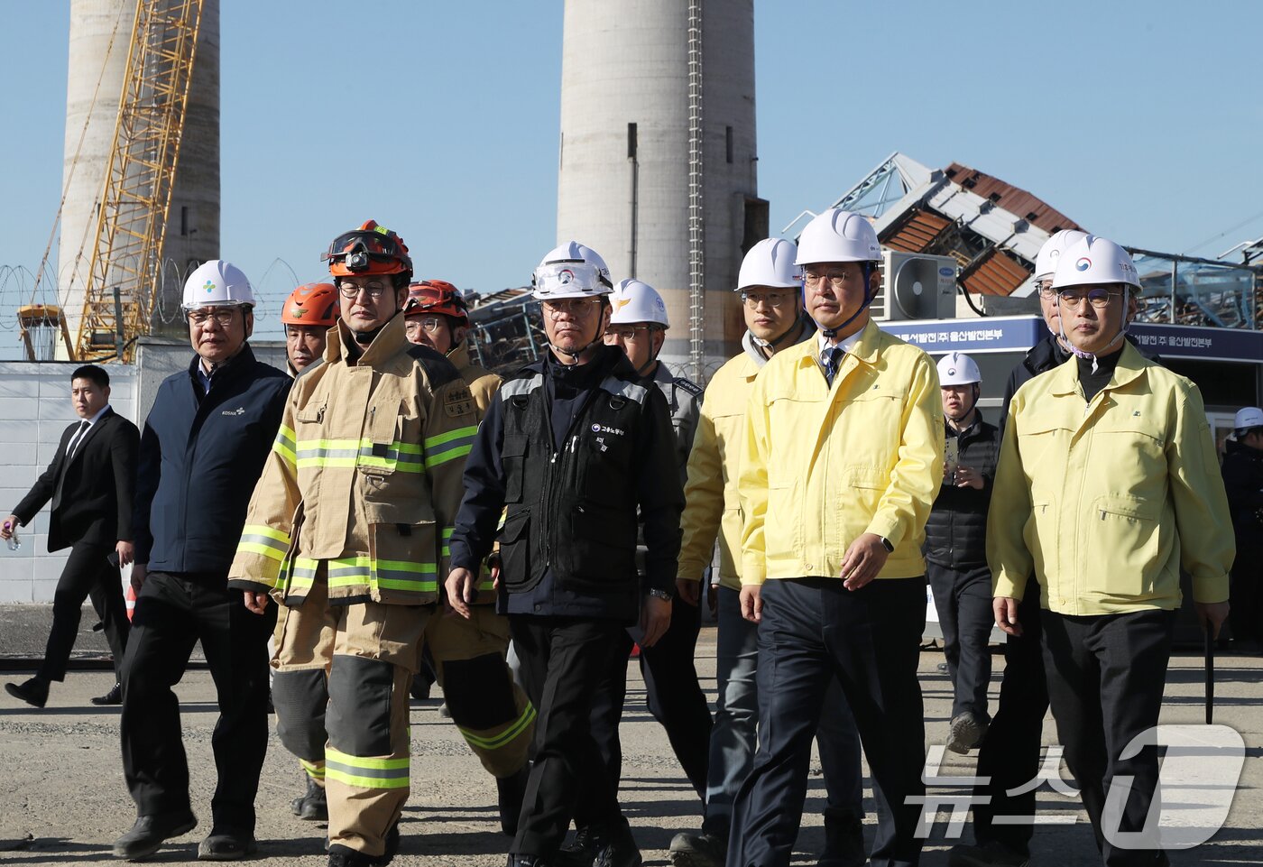 본문 이미지 - 김영훈 고용노동부 장관과 김승룡 소방청장 직무대행이 15일 한국동서발전 울산화력발전소 후문 앞에서 보일러 타워 붕괴사고 관련 최종브리핑을 하기 위해 이동하고 있다. 2025.11.15/뉴스1 ⓒ News1 조민주 기자
