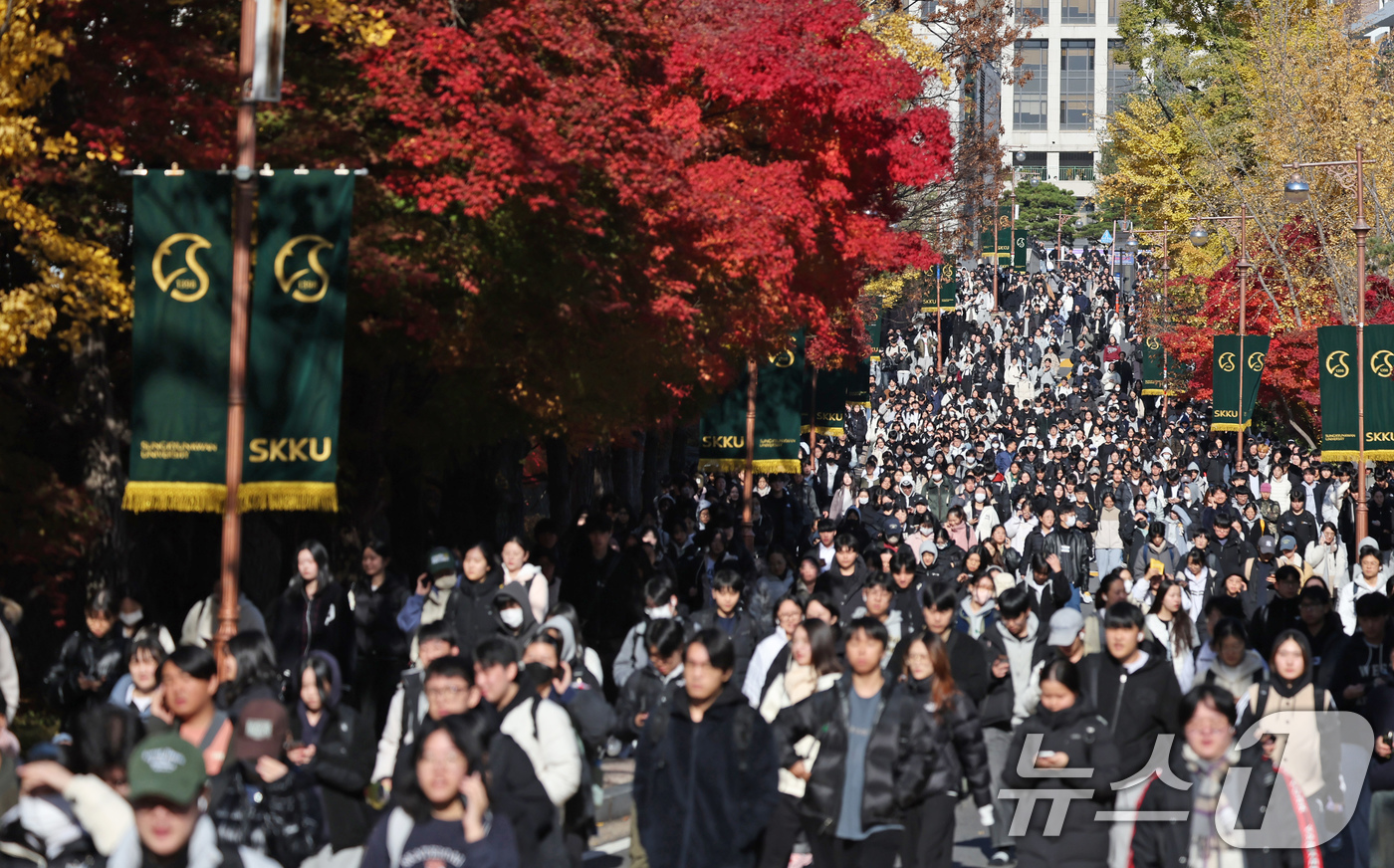 (서울=뉴스1) 장수영 기자 = 15일 오전 서울 종로구 성균관대에서 열린 2026학년도 수시모집 논술시험을 마친 수험생들이 교문 밖으로 이동하고 있다. 2025.11.15/뉴스1 …