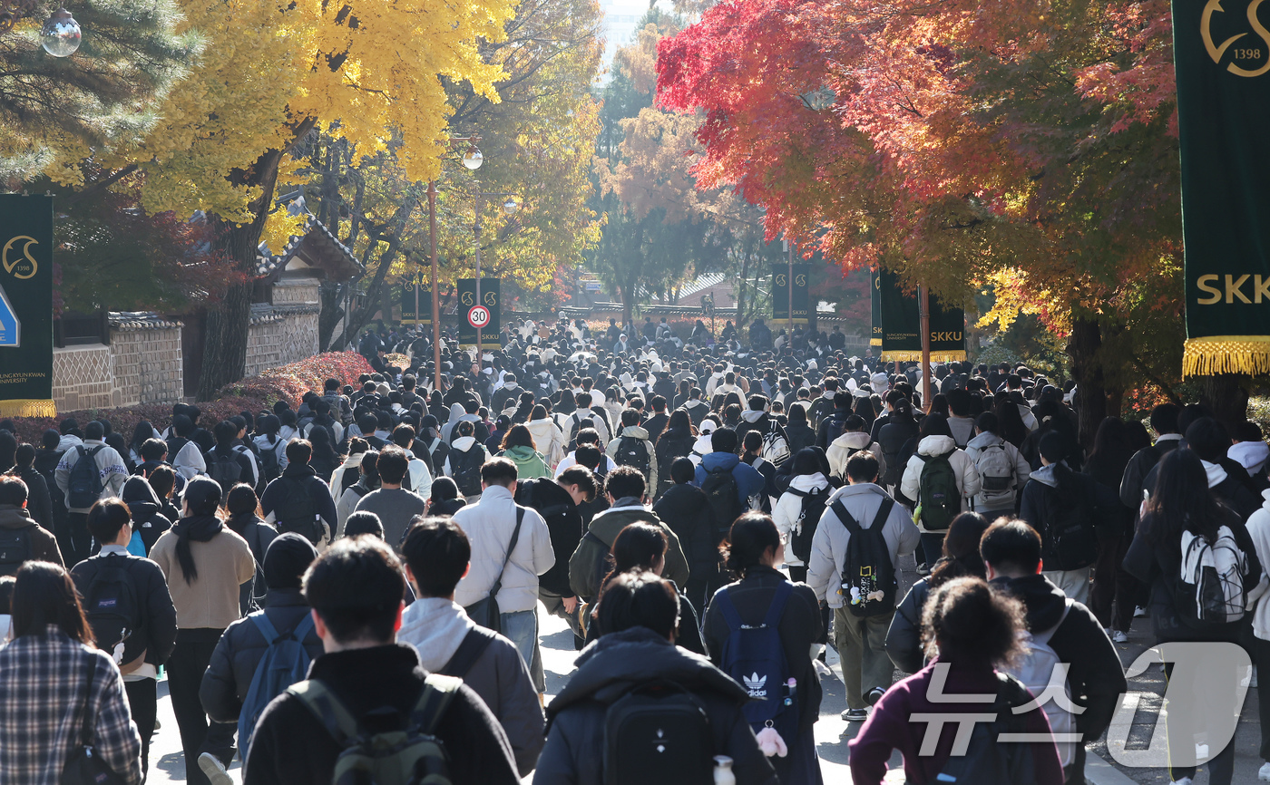 (서울=뉴스1) 장수영 기자 = 15일 오전 서울 종로구 성균관대에서 열린 2026학년도 수시모집 논술시험을 마친 수험생들이 교문 밖으로 이동하고 있다. 2025.11.15/뉴스1 …
