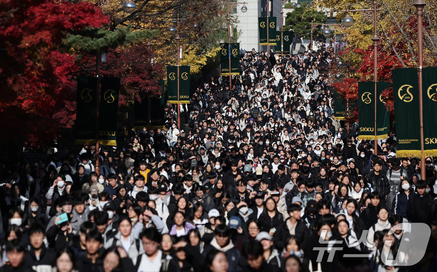 (서울=뉴스1) 장수영 기자 = 15일 오전 서울 종로구 성균관대에서 열린 2026학년도 수시모집 논술시험을 마친 수험생들이 교문 밖으로 이동하고 있다. 2025.11.15/뉴스1 …