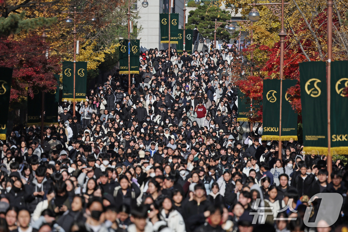 (서울=뉴스1) 장수영 기자 = 15일 오전 서울 종로구 성균관대에서 열린 2026학년도 수시모집 논술시험을 마친 수험생들이 교문 밖으로 이동하고 있다. 2025.11.15/뉴스1 …