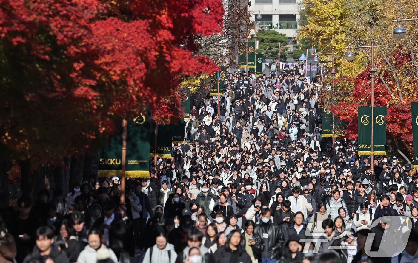 (서울=뉴스1) 장수영 기자 = 15일 오전 서울 종로구 성균관대에서 열린 2026학년도 수시모집 논술시험을 마친 수험생들이 교문 밖으로 이동하고 있다. 2025.11.15/뉴스1 …