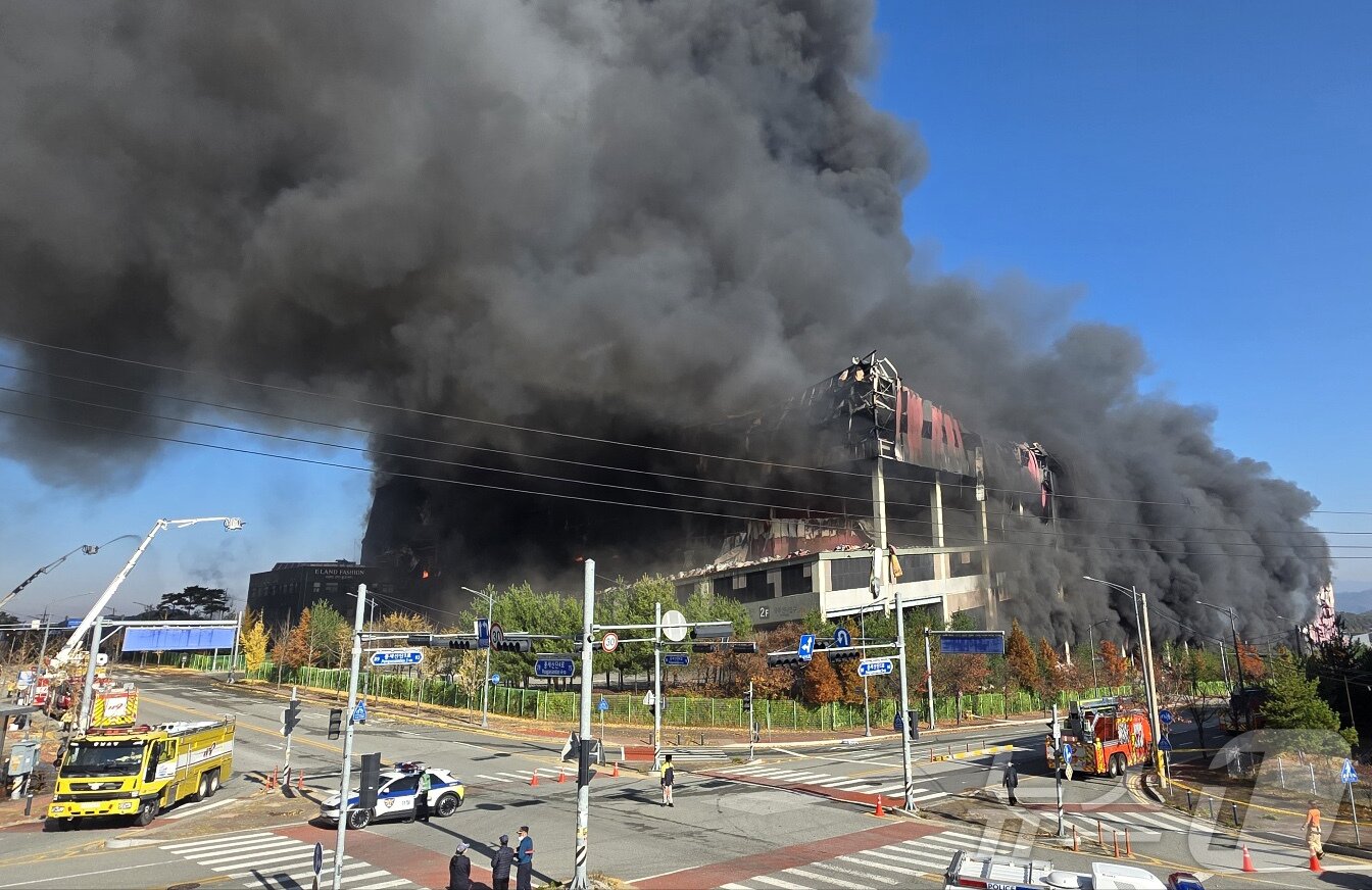 본문 이미지 - 15일 오전 충남 천안 동남구 이랜드패션 물류센터에서 화재가 발생해 검은 연기가 피어오르고 있다.  2025.11.15/뉴스1 ⓒ News1 이시우 기자
