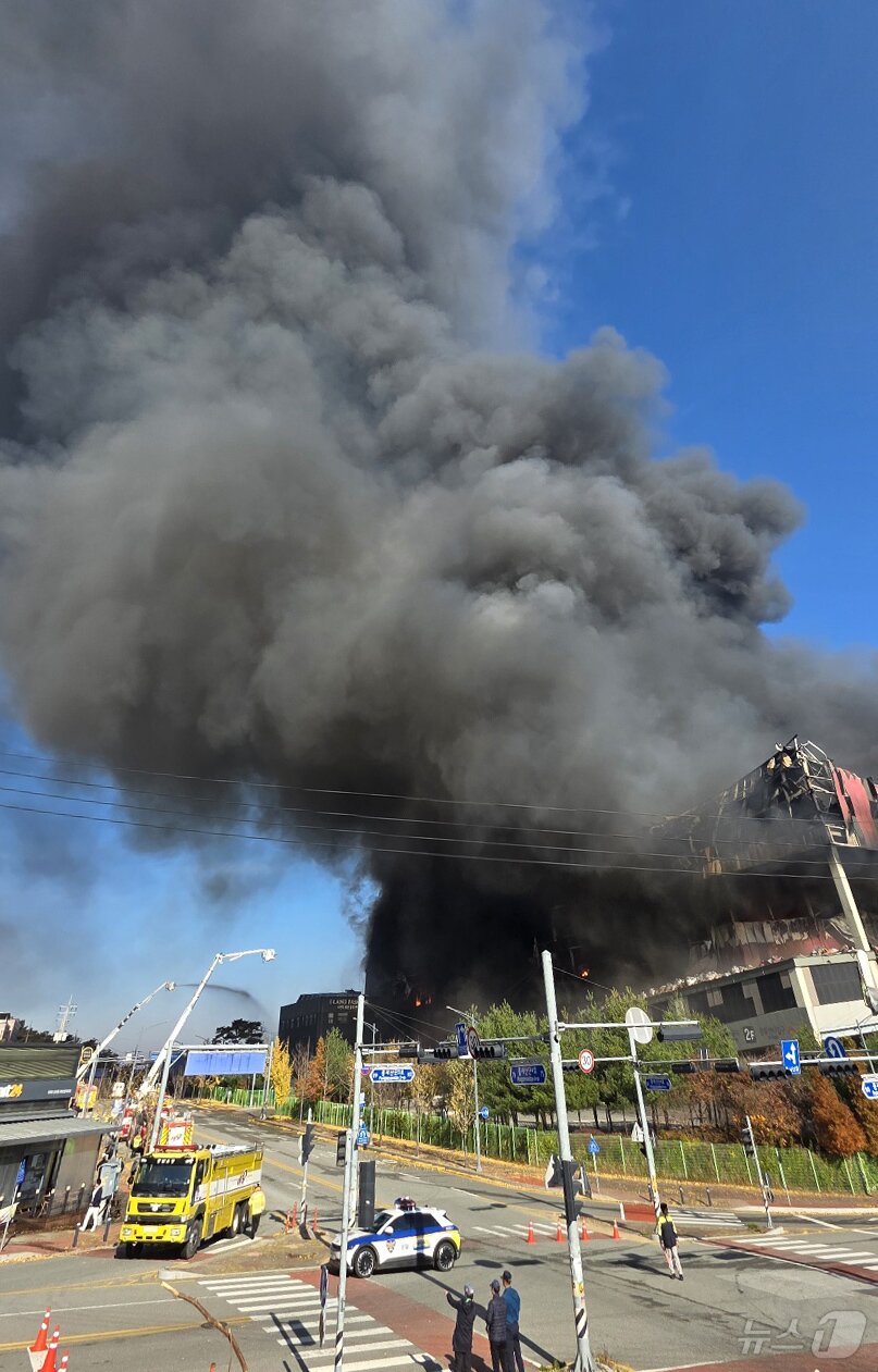 본문 이미지 - 15일 오전 충남 천안 동남구 이랜드패션 물류센터에서 화재가 발생해 검은 연기가 피어오르고 있다. 소방 당국은 대응 2단계로 격상해 화재를 진화 중이다. 2025.11.15/뉴스1 ⓒ News1 이시우 기자