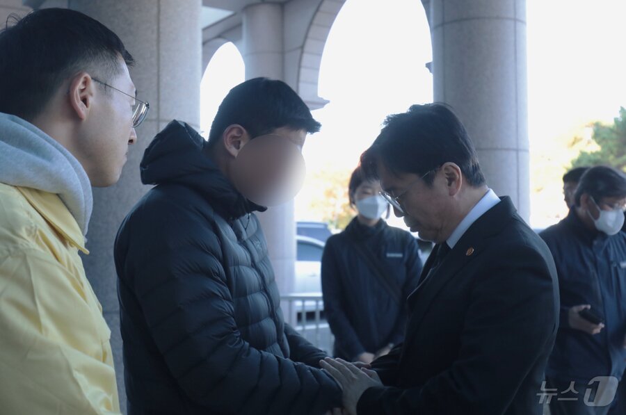 본문 이미지 - 김영훈 고용노동부 장관이 지난 15일 오전 울산화력발전소 보일러 타워 붕괴 사고 마지막 매몰자의 빈소를 찾아 유가족 대표 A 씨에게 위로를 건네고 있다. 2025.11.15/뉴스1 ⓒ News1 김세은 기자