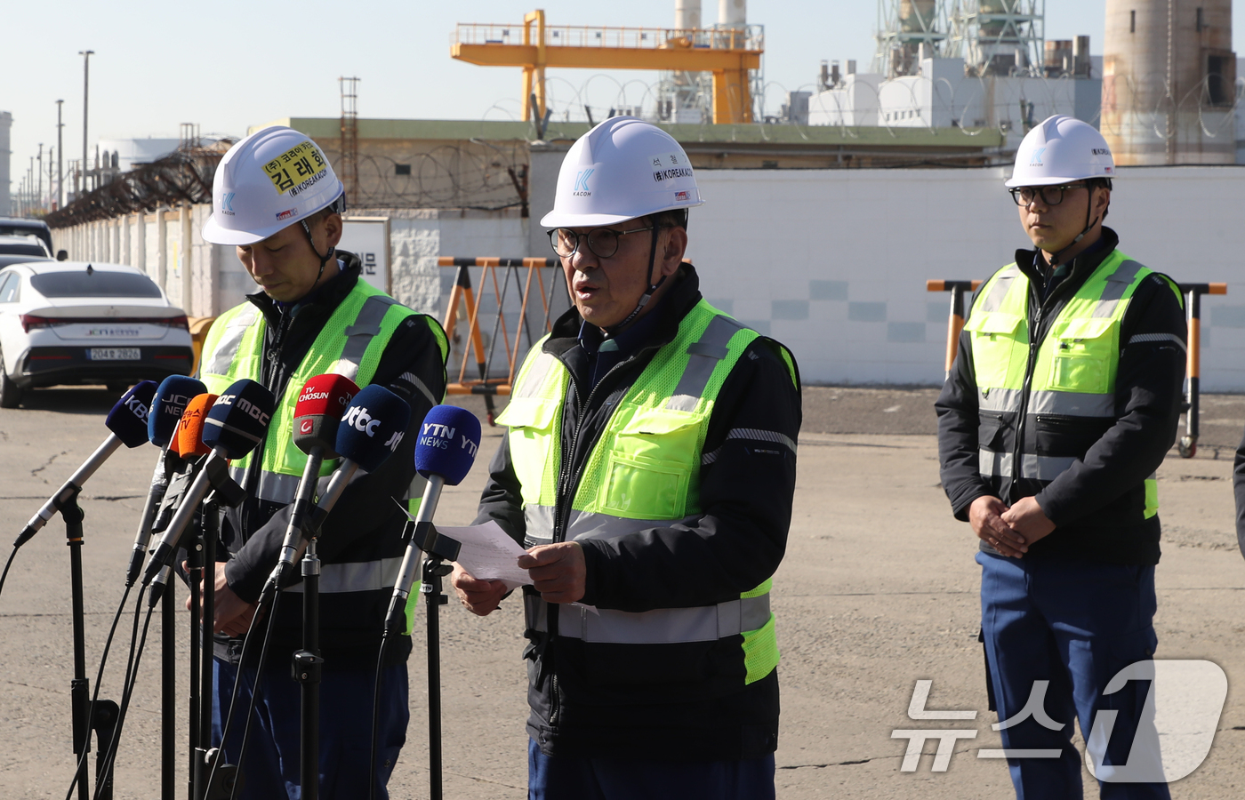 (울산=뉴스1) 조민주 기자 = 석철기 코리아카코 대표이사가 15일 한국동서발전 울산화력발전소 후문 앞에서 보일러 타워 붕괴사고와 관련해 사과를 하고 있다.한편, 지난 6일 발생한 …