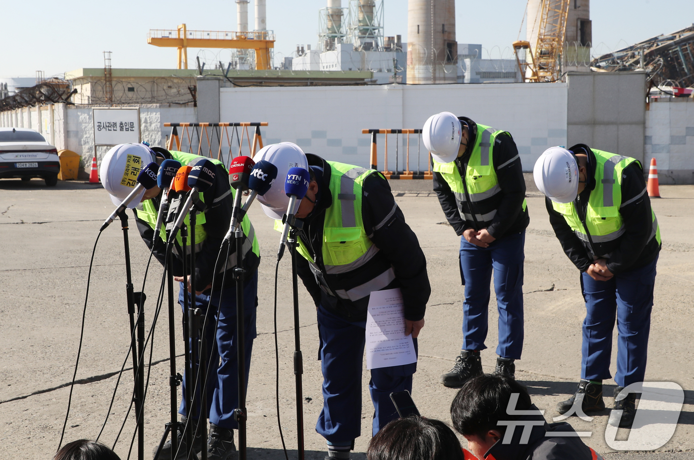 (울산=뉴스1) 조민주 기자 = 석철기 코리아카코 대표이사가 15일 한국동서발전 울산화력발전소 후문 앞에서 보일러 타워 붕괴사고와 관련해 사과를 하고 있다.한편, 지난 6일 발생한 …
