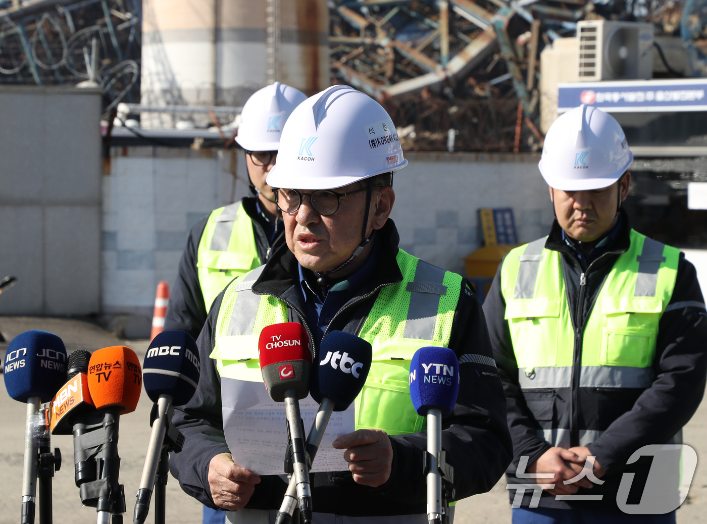 (울산=뉴스1) 조민주 기자 = 석철기 코리아카코 대표이사가 15일 한국동서발전 울산화력발전소 후문 앞에서 보일러 타워 붕괴사고와 관련해 사과를 하고 있다.한편, 지난 6일 발생한 …