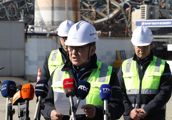 울산화력 붕괴사고…고개 숙여 사과하는 석철기 코리아카코 대표