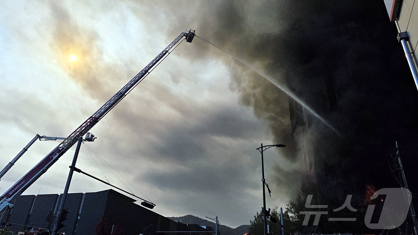 본문 이미지 - 15일 오전 충남 천안 동남구 이랜드패션 물류센터에서 화재가 발생해 검은 연기와 함께 화염이 치솟고 있다. 소방 당국은 대응 2단계로 격상해 화재를 진화 중이다. 2025.11.15/뉴스1 ⓒ News1 이시우 기자
