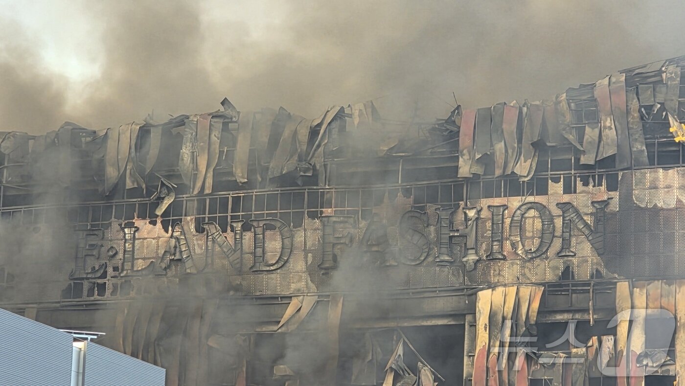 본문 이미지 - 15일 오전 충남 천안 동남구 이랜드패션 물류센터에서 발생한 화재로 건물 외벽 자재가 떨어져 나갔다. 소방 당국은 대응 2단계로 격상해 화재를 진화 중이다. 2025.11.15/뉴스1 ⓒ News1 이시우 기자