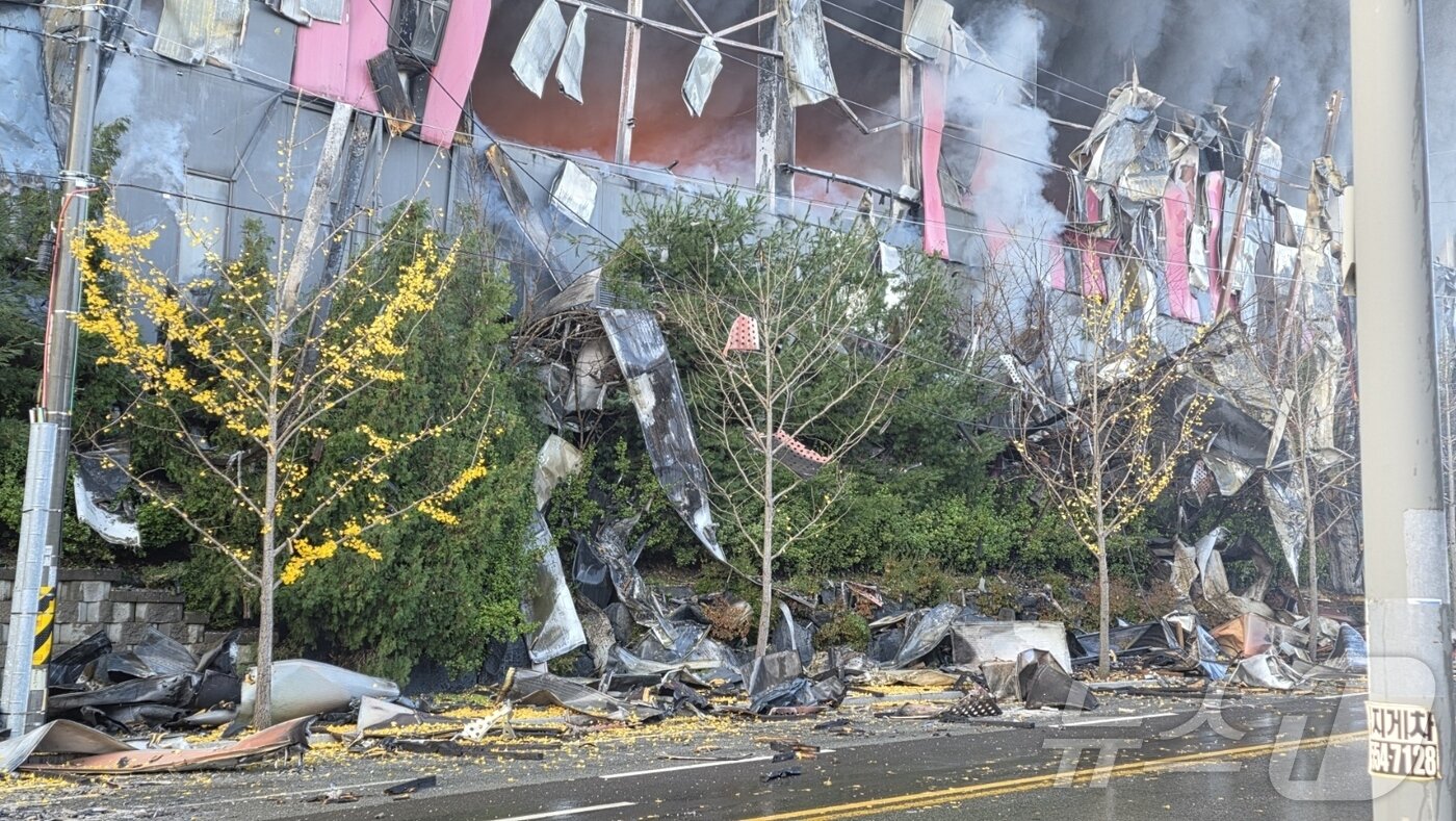 본문 이미지 - 15일 오전 충남 천안 동남구 이랜드패션 물류센터에서 발생한 화재로 건물 외장재가 떨어져 나왔다. 소방 당국은 대응 2단계로 격상해 화재를 진화 중이다. 2025.11.15/뉴스1 ⓒ News1 이시우 기자