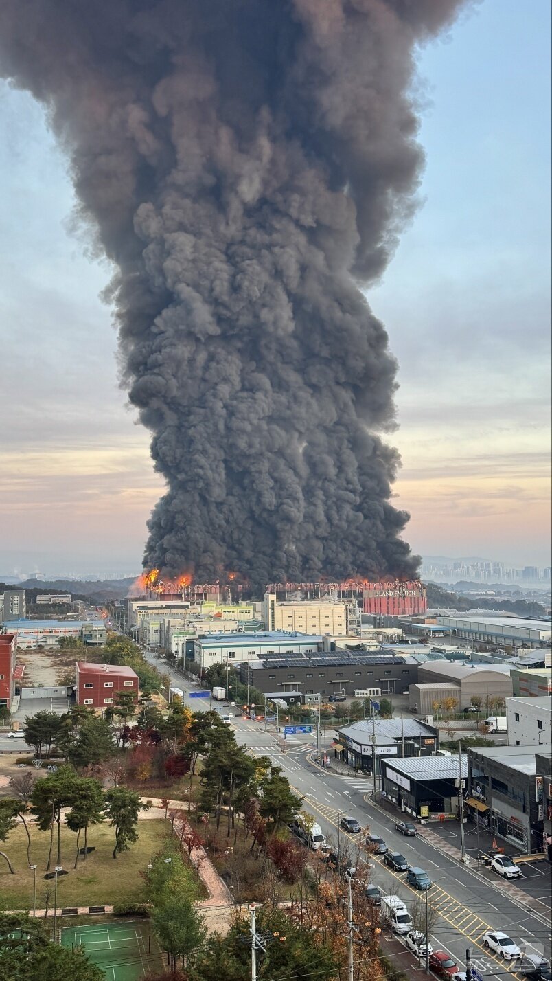본문 이미지 - 15일 충남 천안 동남구 이랜드패션 물류센터에서 화재가 발생해 검은 연기와 함께 화염이 치솟고 있다.  &#40;독자 제공. 재판매 및 DB금지&#41; 2025.11.15/뉴스1 ⓒ News1 이호윤 기자