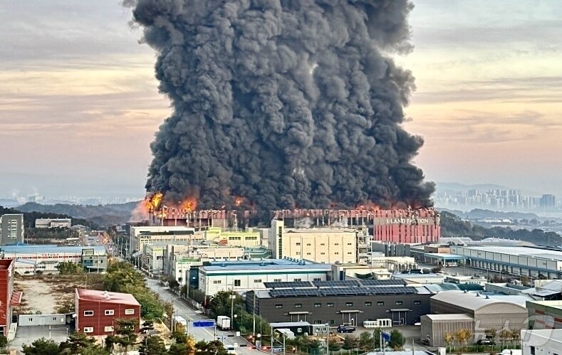 본문 이미지 - 15일 충남 천안 동남구 이랜드패션 물류센터에서 화재가 발생해 검은 연기와 함께 화염이 치솟고 있다.  &#40;독자 제공 재판매 및 DB금지&#41; 2025.11.15/뉴스1 ⓒ News1 이호윤 기자