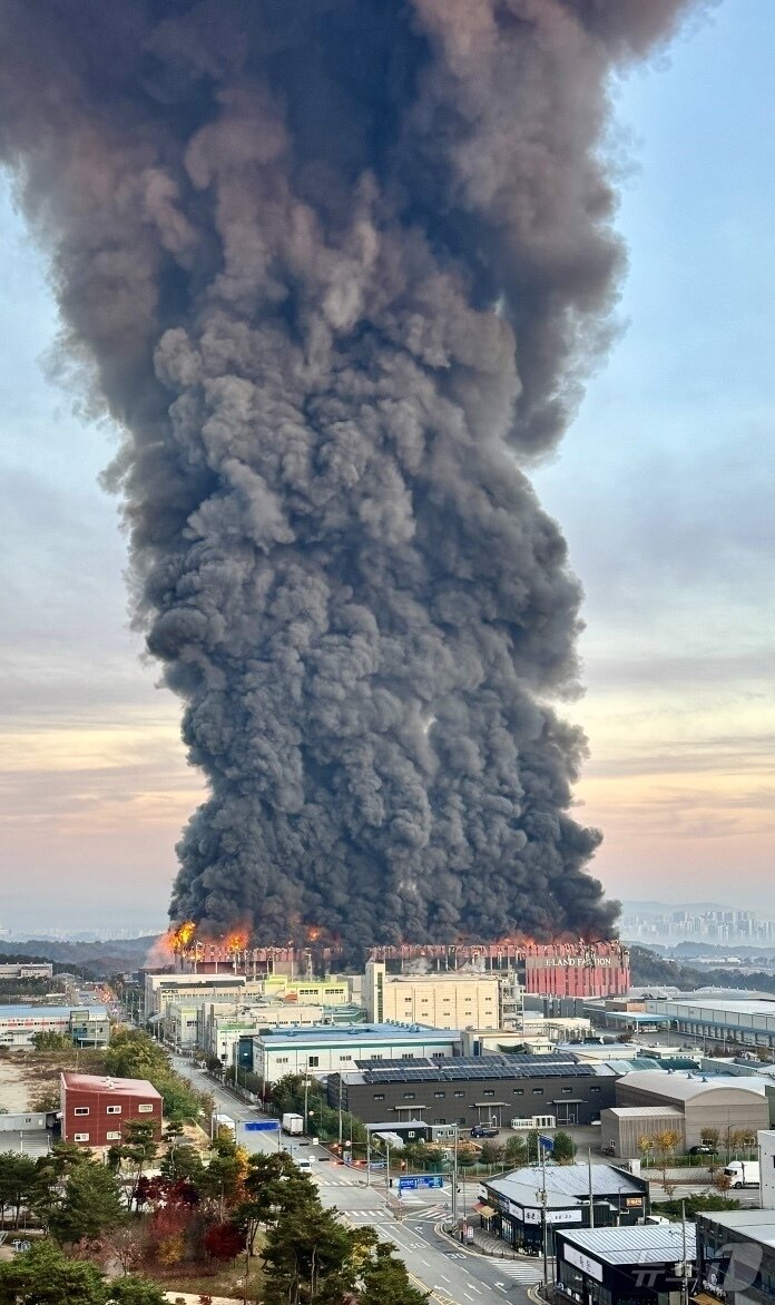 본문 이미지 - 15일 충남 천안 동남구 이랜드패션 물류센터에서 화재가 발생해 검은 연기와 함께 화염이 치솟고 있다.  &#40;독자 제공 재판매 및 DB금지&#41; 2025.11.15/뉴스1 ⓒ News1 이호윤 기자