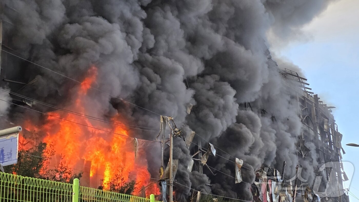 본문 이미지 - 15일 오전 충남 천안 동남구 이랜드패션 물류센터에서 발생한 화재가 7시간이 지나도록 꺼지지 않고 있다.  2025.11.15/뉴스1 ⓒ News1 이시우 기자