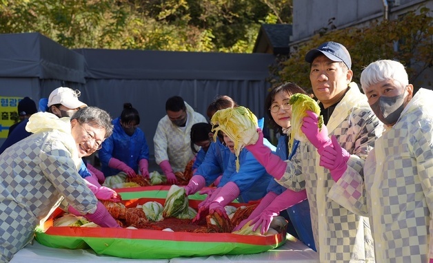 원주시 공무원노동조합 '사랑의 김장 봉사'…어려운 이웃에 전달