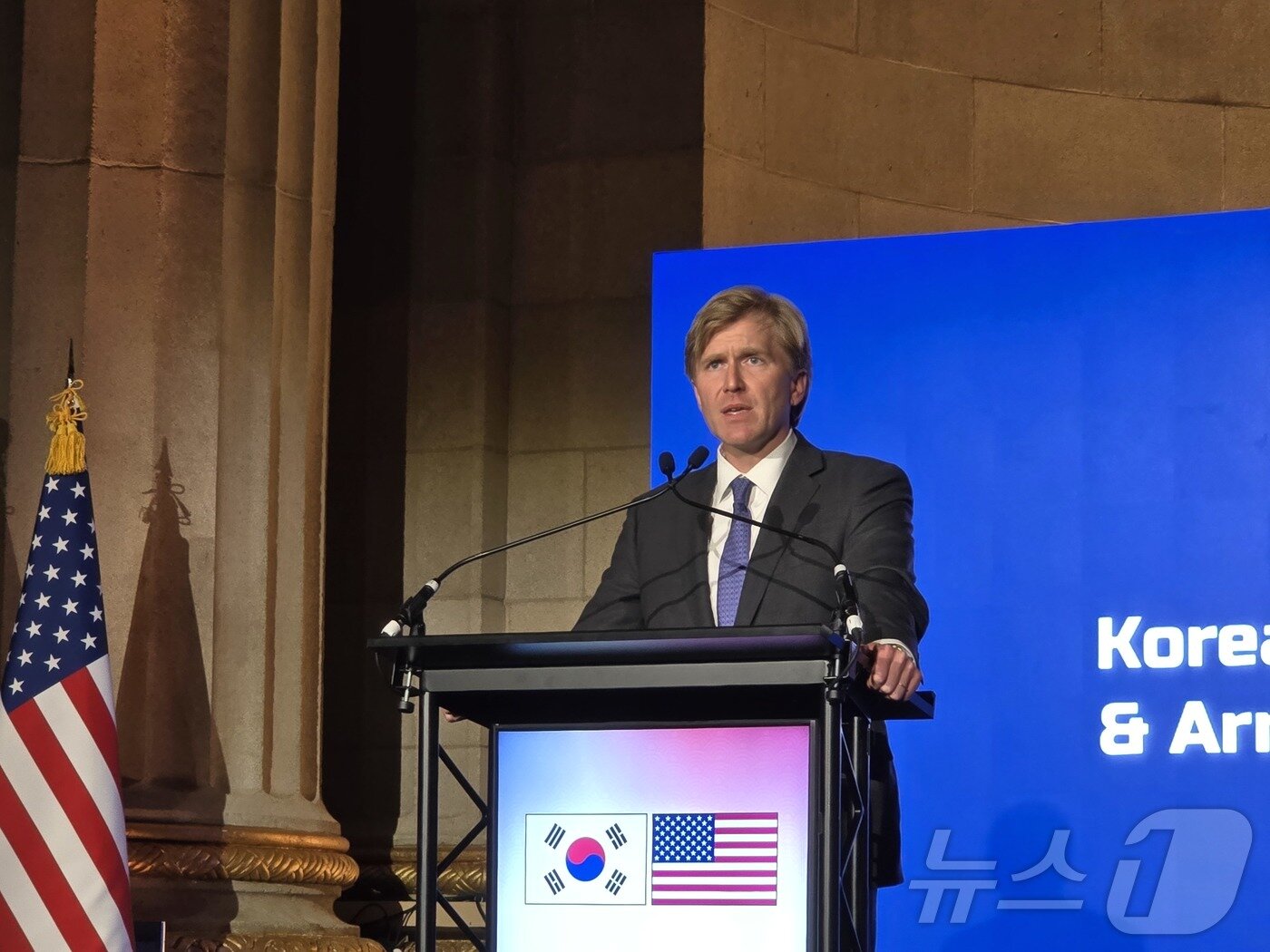 본문 이미지 - 엘브리지 콜비 미국 국방부 정책담당 차관이 14일&#40;현지시간&#41; 워싱턴DC 앤드루 W. 멜론 오디토리움에서 열린 한국 국경절 행사에서 연설하고 있다. 2025.11.14. ⓒ News1 류정민 특파원