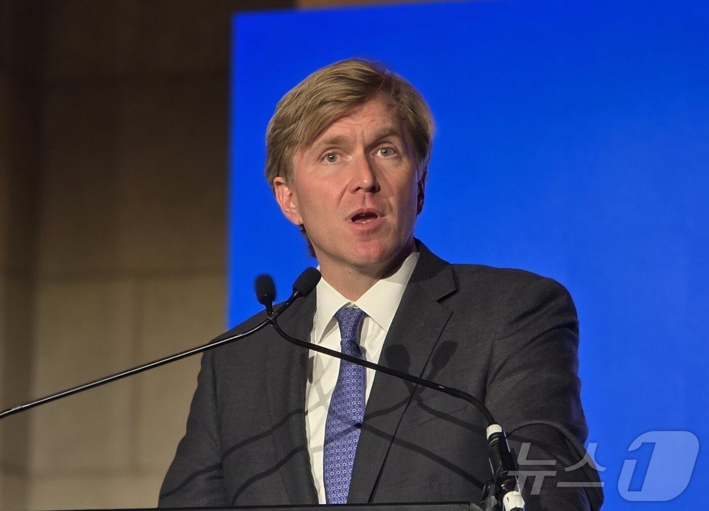 본문 이미지 - 엘브리지 콜비 미국 국방부 정책담당 차관이 워싱턴DC에서 열린 한국 국경절 행사에서 연설하고 있다. ⓒ News1 류정민 특파원