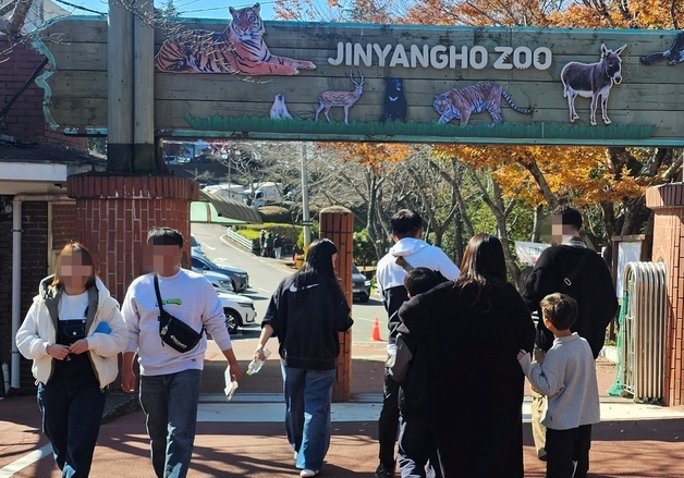 "화창한 늦가을 정취 느껴요"…경남 단풍 명소·관광지 북적