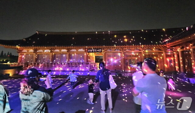 본문 이미지 - 전주덕진공원 내 위치한 연화정 도서관에서 펼쳐진 미디어파사드 공연.&#40;전주시 제공, 재판매 및 DB 금지&#41;/뉴스1