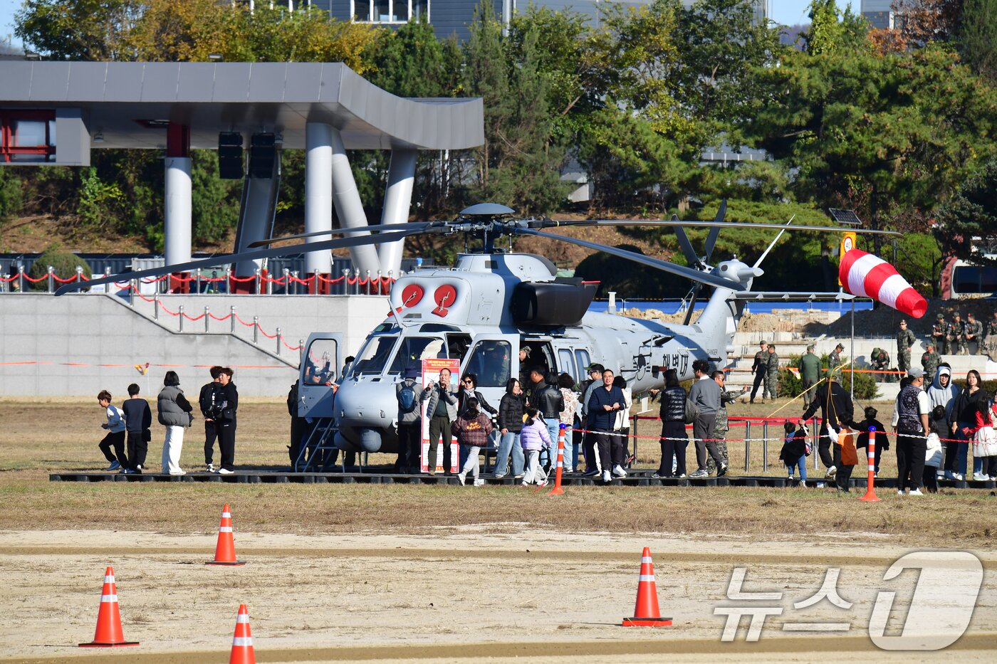 본문 이미지 - 15일 경북 포항시 해병대 1사단 연병장에서 열린 &#39;2025 해병대 문화축제&#39;에서 시민들이 해병대상륙기동헬기인 마린온 탑승 체험을 하고 있다. 2025.11.15/뉴스1 ⓒ News1 최창호 기자