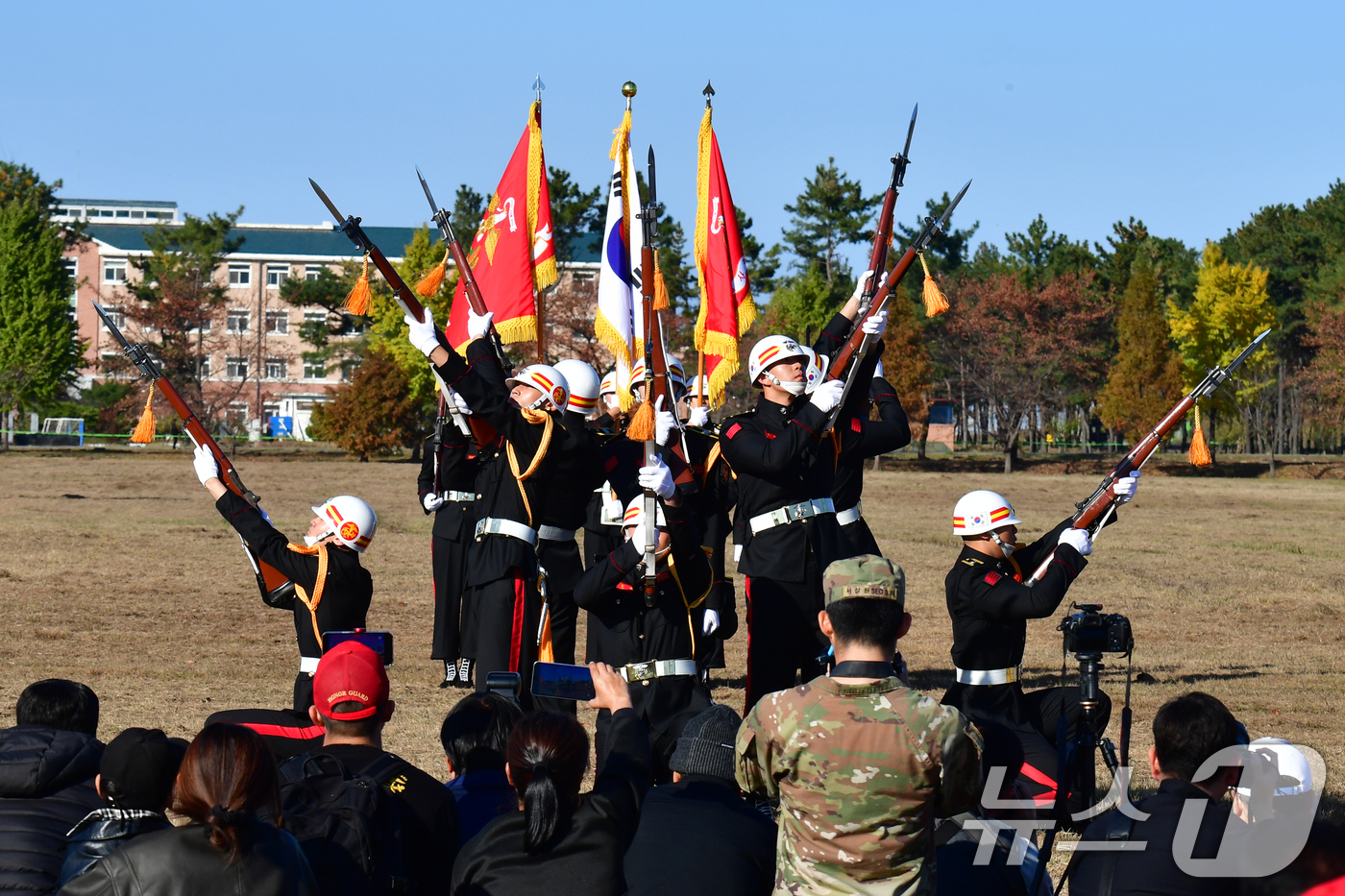 (포항=뉴스1) 최창호 기자 = 15일 경북 포항시 해병대 1사단 연병장에서 열린 '2025 해병대 문화축제'에서 해병대의장대의 시범공연이 펼쳐지고 있다.  2025.11.15/뉴 …