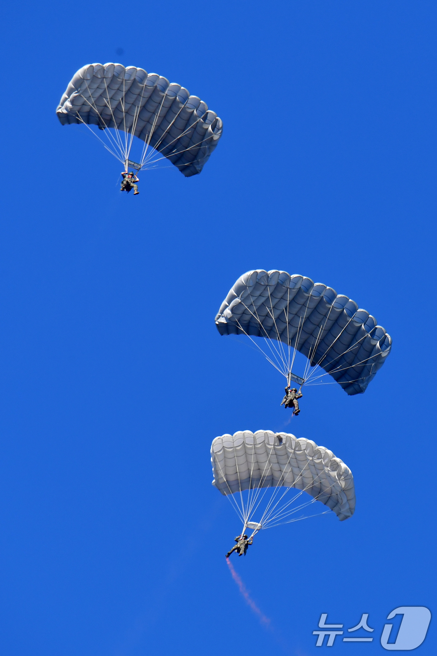 (포항=뉴스1) 최창호 기자 = 15일 경북 포항시 해병대 1사단 연병장에서 열린 '2025 해병대 문화축제'에서 해병대특수수색여단 요원들이 상륙기동헬기인 마린온에서 고공강하 시범 …