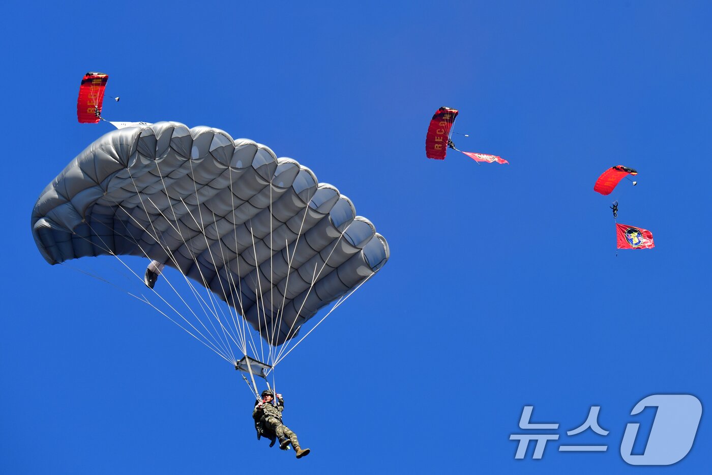 본문 이미지 - 15일 경북 포항시 해병대 1사단 연병장에서 열린 &#39;2025 해병대 문화축제&#39;에서 해병대특수수색여단 요원들이 상륙기동헬기인 마린온에서 고공강하 시범을 보이고 있다. 2025.11.15/뉴스1 ⓒ News1 최창호 기자