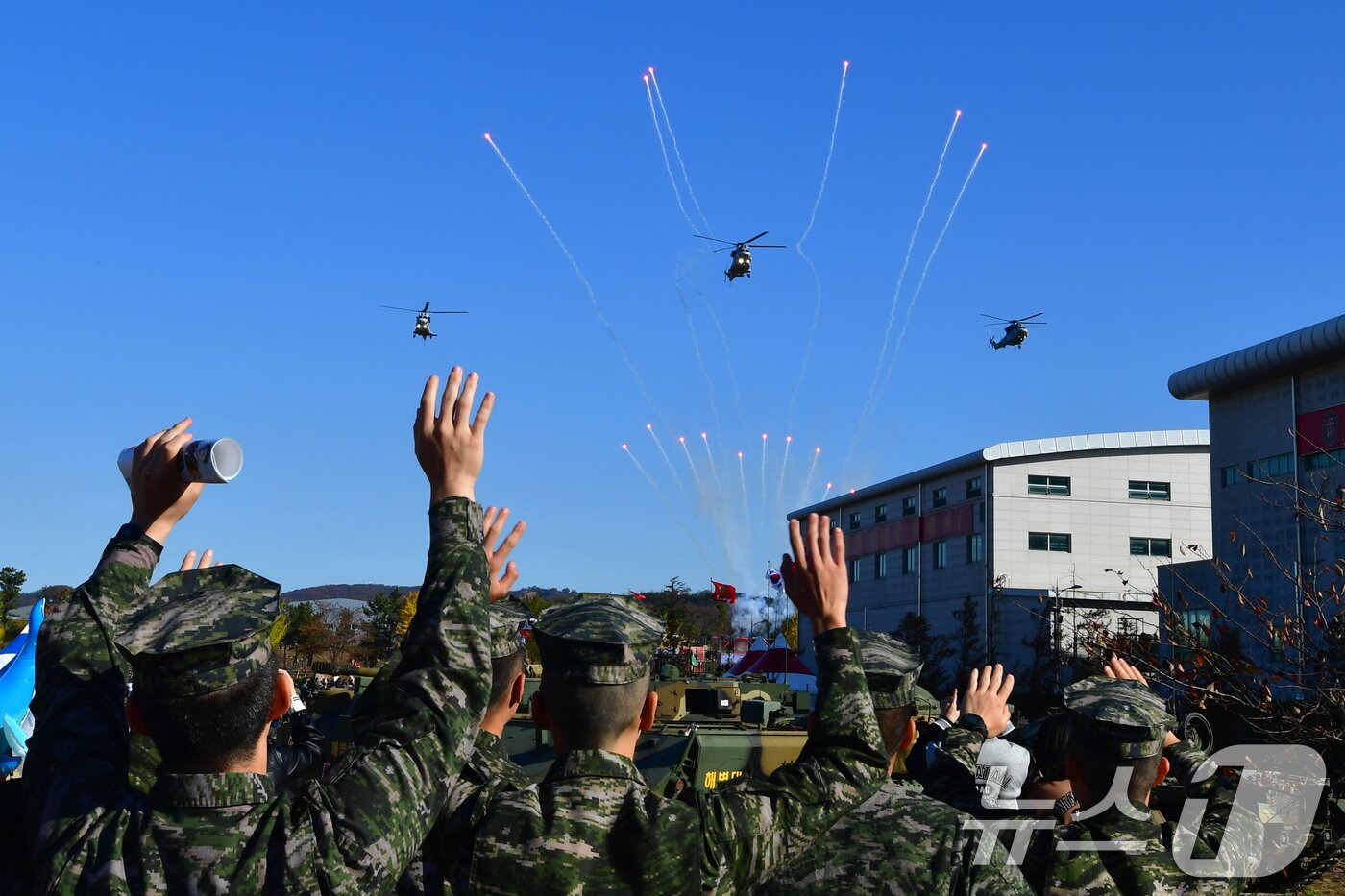 본문 이미지 - 15일 경북 포항시 해병대 1사단 연병장에서 열린 &#39;2025 해병대 문화축제&#39;에서 해병대상륙기동헬기인 마린온 편대가 축하 비행을 하고 있다. 2025.11.15/뉴스1 ⓒ News1 최창호 기자