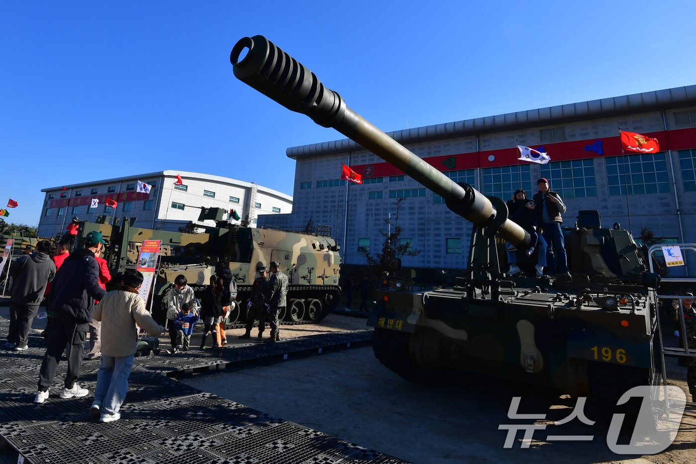 본문 이미지 - 15일 경북 포항시 해병대 1사단 연병장에서 열린 &#39;2025 해병대 문화축제장에서 시민들이 각종 장비를 체험하고 있다. 2025.11.15/뉴스1 ⓒ News1 최창호 기자