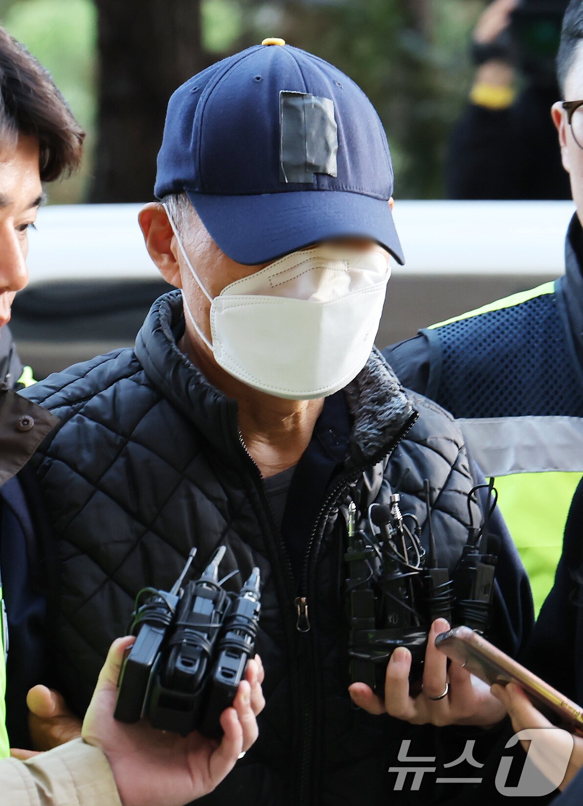 본문 이미지 - 부천 제일시장에서 1톤 트럭으로 돌진사고를 낸 60대 운전자 A씨가 15일 오후 경기 부천시 인천지방법원 부천지원에서 열린 구속 전 피의자 심문&#40;영장실질심사&#41;에 출석하고 있다. 2025.11.15/뉴스1 ⓒ News1 장수영 기자