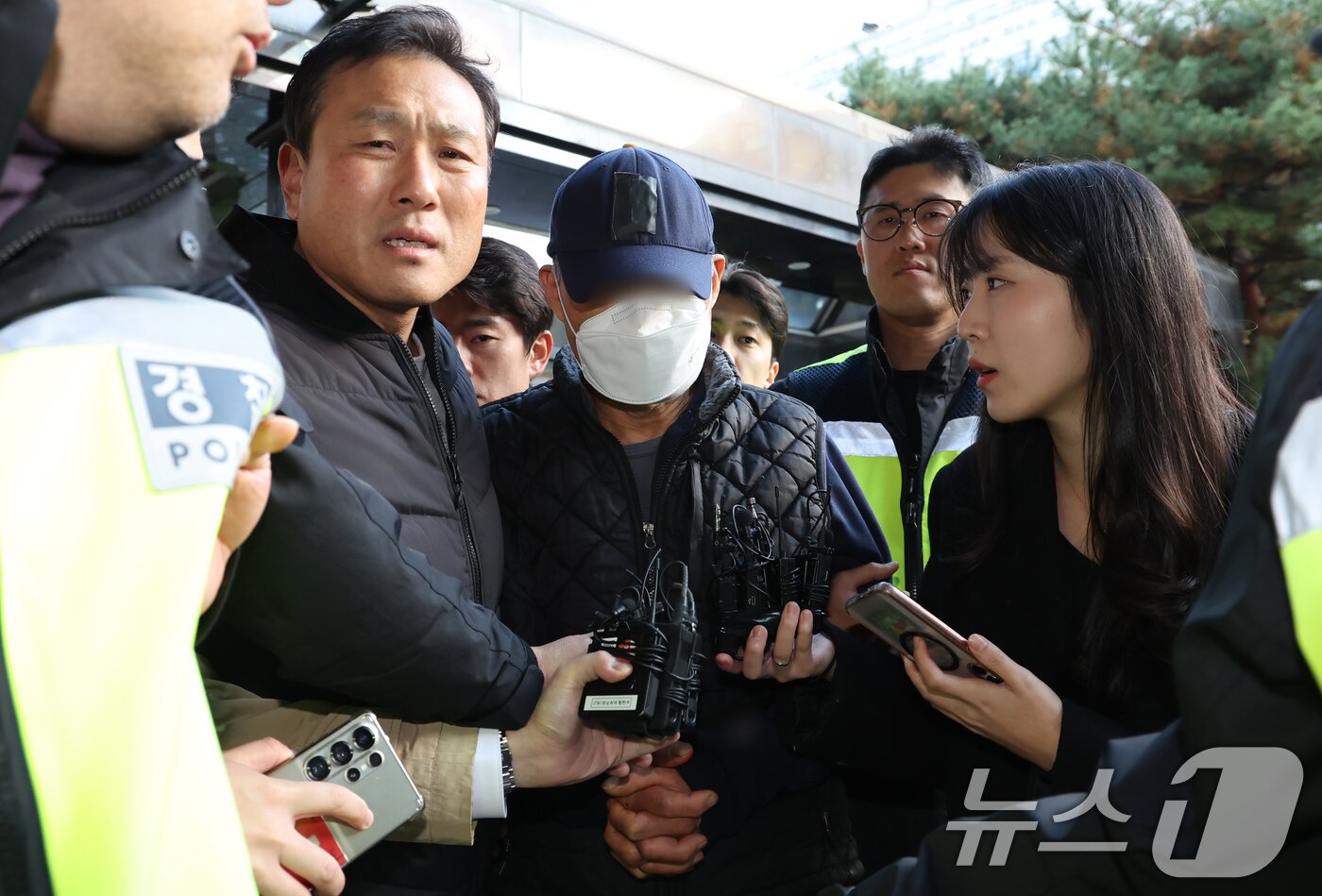 본문 이미지 - 부천 제일시장에서 1톤 트럭으로 돌진사고를 낸 60대 운전자 A씨가 15일 오후 경기 부천시 인천지방법원 부천지원에서 열린 구속 전 피의자 심문&#40;영장실질심사&#41;에 출석하고 있다. 2025.11.15/뉴스1 ⓒ News1 장수영 기자