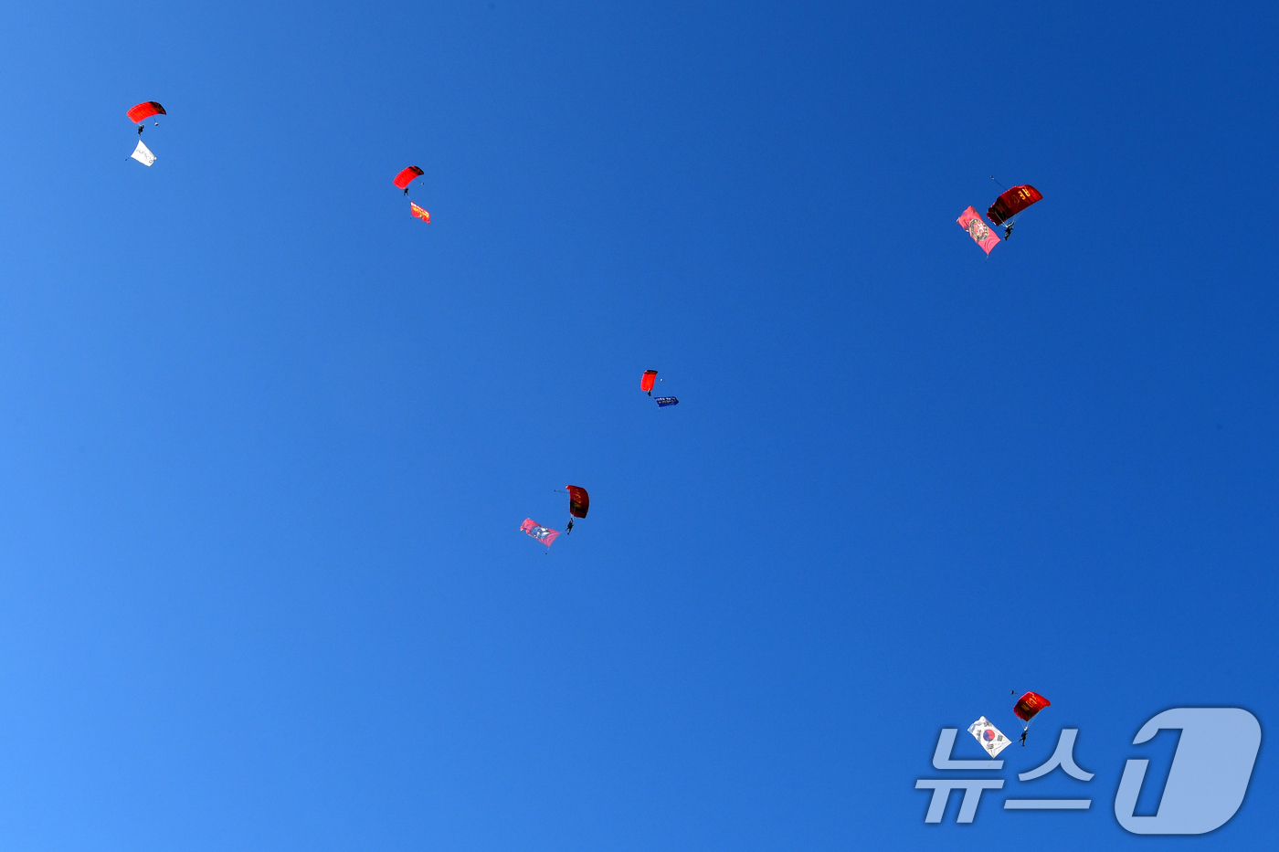 (포항=뉴스1) 최창호 기자 = 15일 경북 포항시 해병대 1사단 연병장에서 열린 '2025 해병대 문화축제'에서 해병대특수수색여단 요원들이 상륙기동헬기인 마린온에서 고공강하 시범 …