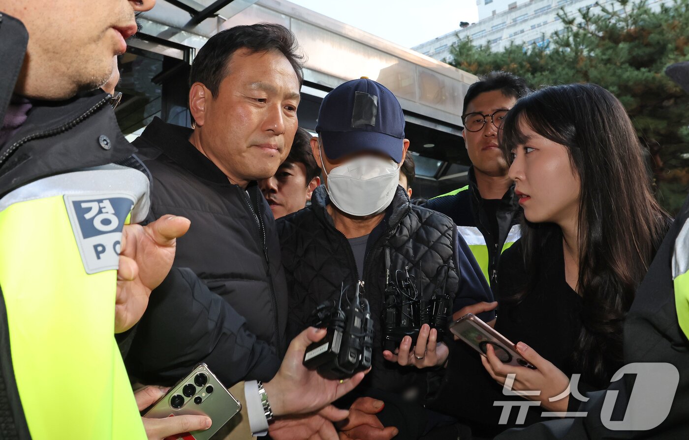 본문 이미지 - 부천 제일시장에서 1톤 트럭으로 돌진사고를 낸 60대 운전자 A씨가 15일 오후 경기 부천시 인천지방법원 부천지원에서 열린 구속 전 피의자 심문&#40;영장실질심사&#41;에 출석하고 있다. 2025.11.15/뉴스1 ⓒ News1 장수영 기자