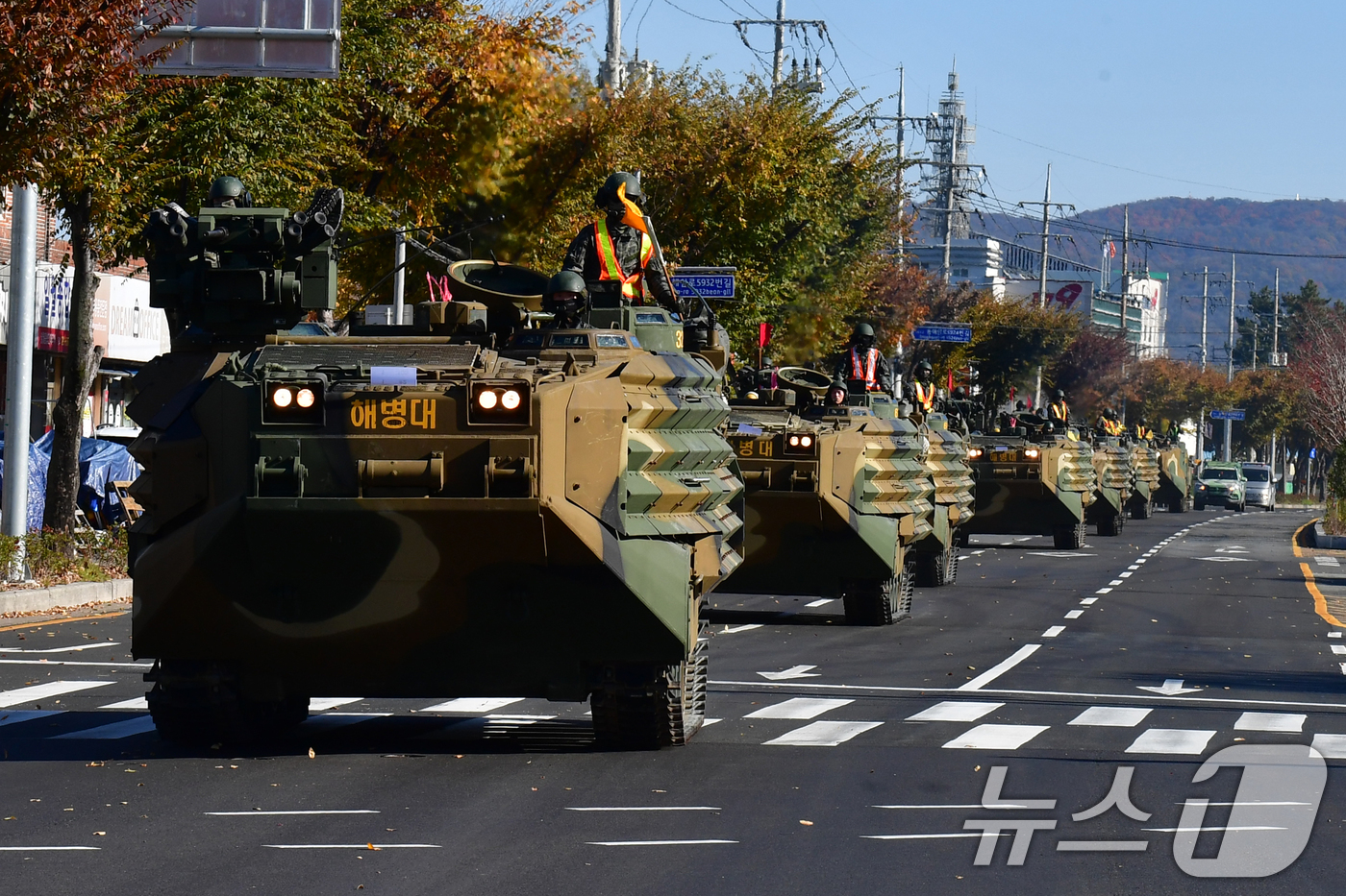 (포항=뉴스1) 최창호 기자 = 15일 경북 포항시 남구에서 해병대1사단 KAAV(한국형상륙돌격장갑차)부대가 훈련장으로 이동하고 있다. 2025.11.15/뉴스1