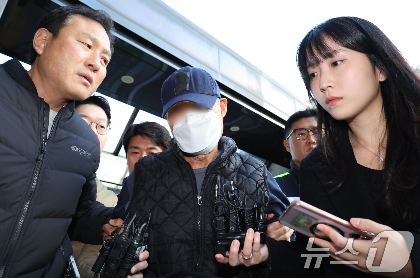 본문 이미지 - 부천 제일시장에서 1톤 트럭으로 돌진사고를 낸 60대 운전자 A씨가 15일 오후 경기 부천시 인천지방법원 부천지원에서 열린 구속 전 피의자 심문&#40;영장실질심사&#41;에 출석하고 있다. 2025.11.15/뉴스1 ⓒ News1 장수영 기자