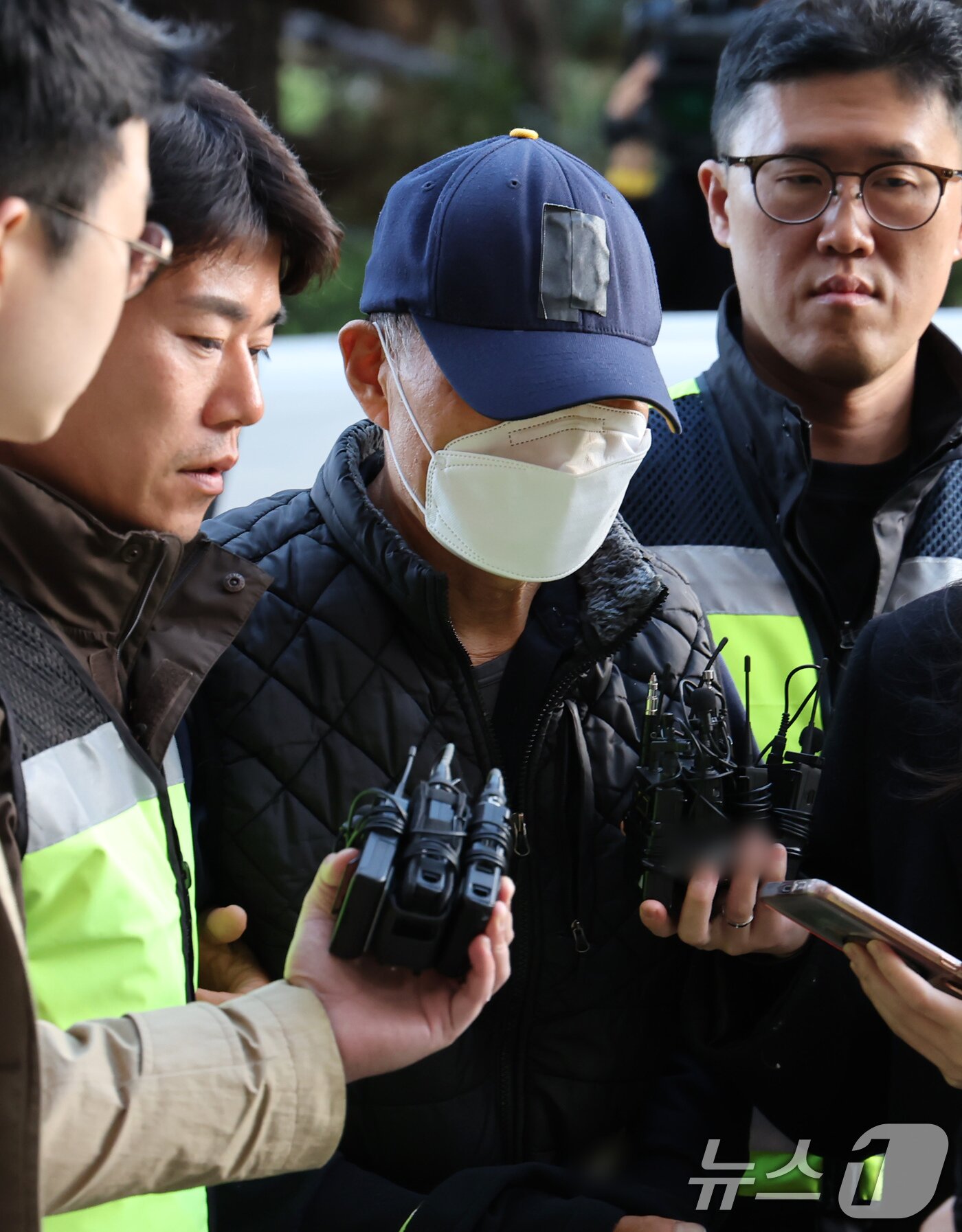 본문 이미지 - 부천 제일시장에서 1톤 트럭으로 돌진사고를 낸 60대 운전자 A씨가 15일 오후 경기 부천시 인천지방법원 부천지원에서 열린 구속 전 피의자 심문&#40;영장실질심사&#41;에 출석하고 있다. 2025.11.15/뉴스1 ⓒ News1 장수영 기자