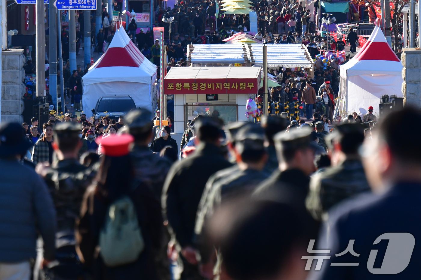 (포항=뉴스1) 최창호 기자 = 15일 경북 포항시 해병대 1사단 연병장과 부대 일원에서 열린 '2025 헤병대 문화축제장에서 시민들과 해병대원들이 행사장을 둘러보고 있다. 202 …