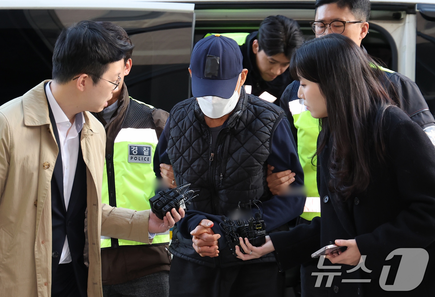 (부천=뉴스1) 장수영 기자 = 부천 제일시장에서 1톤 트럭으로 돌진사고를 낸 60대 운전자 A씨가 15일 오후 경기 부천시 인천지방법원 부천지원에서 열린 구속 전 피의자 심문(영 …