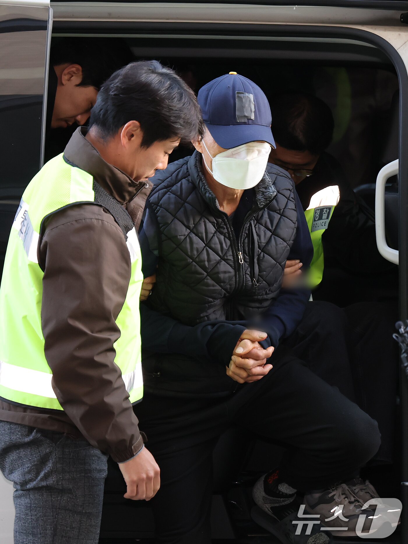 본문 이미지 - 부천 제일시장에서 1톤 트럭으로 돌진사고를 낸 60대 운전자 A씨가 15일 오후 경기 부천시 인천지방법원 부천지원에서 열린 구속 전 피의자 심문&#40;영장실질심사&#41;에 출석하고 있다. 2025.11.15/뉴스1 ⓒ News1 장수영 기자