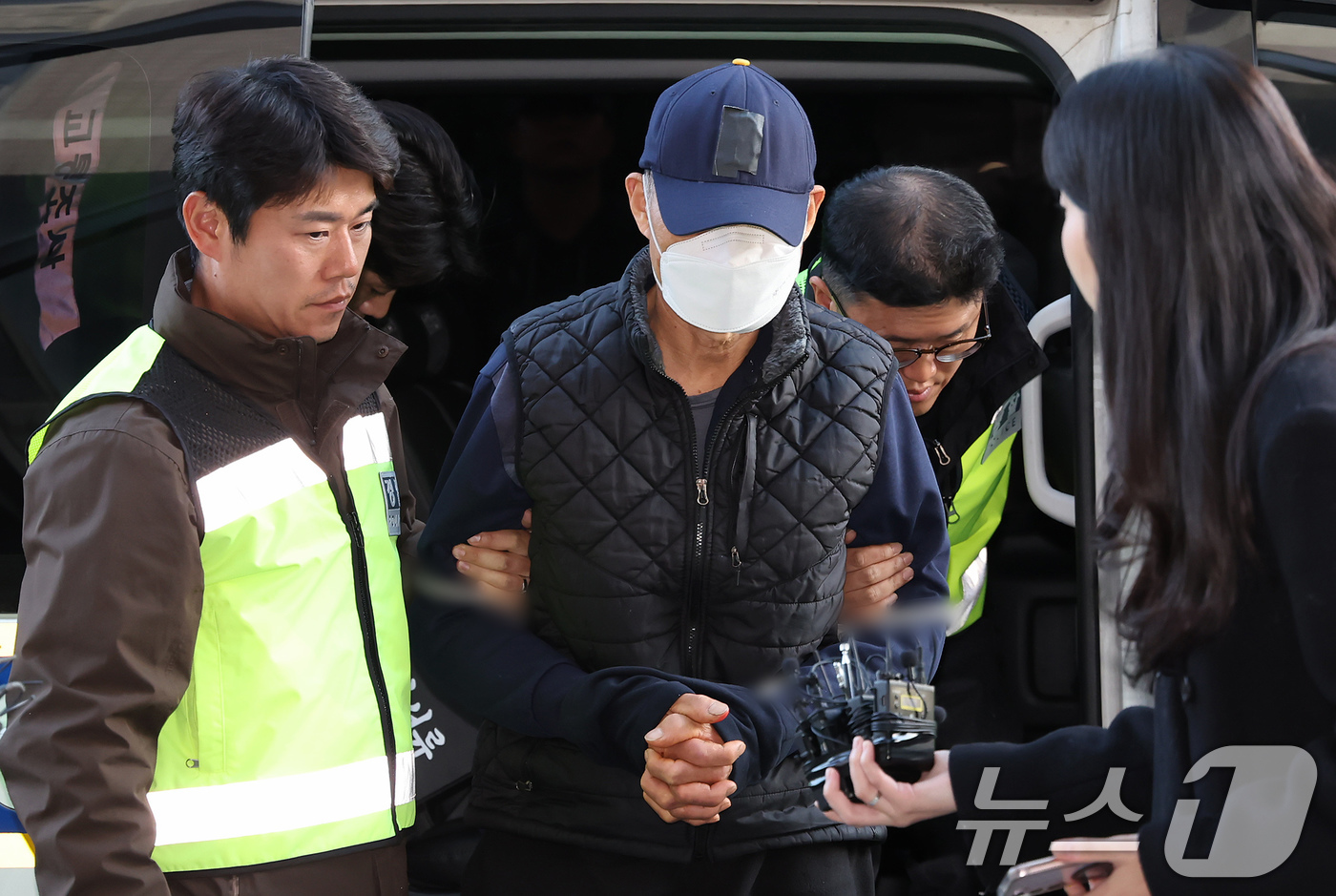 (부천=뉴스1) 장수영 기자 = 부천 제일시장에서 1톤 트럭으로 돌진사고를 낸 60대 운전자 A씨가 15일 오후 경기 부천시 인천지방법원 부천지원에서 열린 구속 전 피의자 심문(영 …